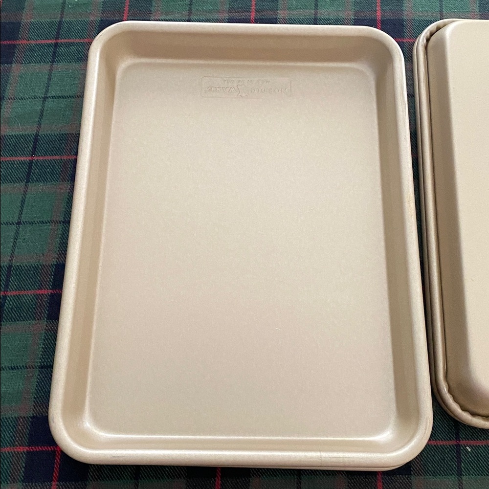 4- Nordic Ware Gold Non-Stick Quarter Sheet Pans - Picture 6 of 9